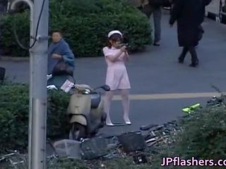 Зіпсована азіатська adolescent є мочитися в публічний
