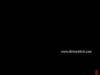 Чорна adolescent з красивий і величезний thighs smothers і трахає a покірна і пов'язаний вгору людина