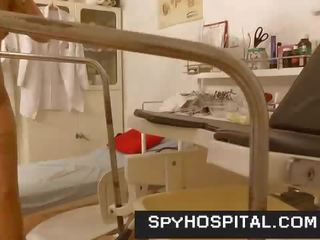Гаряча ноги високий каблуки підліток went для gynecologist прихований камера фільм