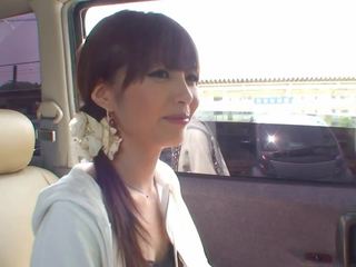 新鲜 faced 褐发女郎 手淫 在 该 背部 座位 的 一 汽车