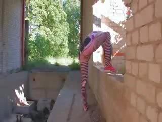 Голодний беата молодий леді знімання одягу