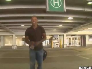 Извратен блондинки тийн скокове на голям черни manhood в заден двор