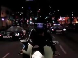 米莎 布魯克斯 bending 以上 motorcycle 為 啄木鳥