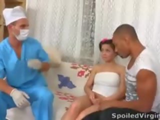 Тийн девица като първи x номинално видео с черни и бял момчета