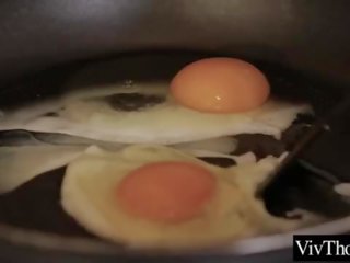 Зашеметяващ лесбийки чука тя любителите дупе с а каишка на