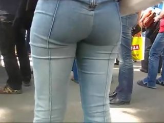 Дупе в стегнат pocketless дънки