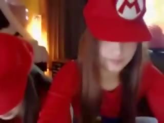 Лесбіянка mario дівчинки має веселощі - сексуальна косплей outfits