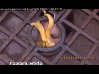 А сладурана червенокоси роб получава покрит с mud и пикня на открито