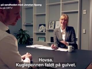 Датски full-blown ditte hansen преструва към лизане зърно в skit
