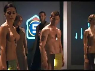 Видео облечена жена гол мъж сцена от starship troopers 3