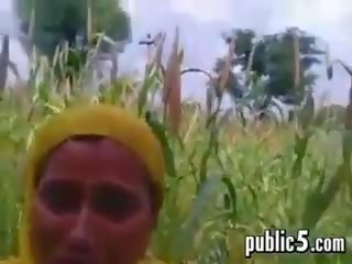 Индийски мига тя путка в а област