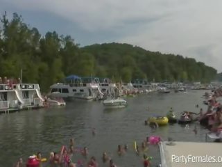 Smashing немовлята вечірка жорсткий на човен під час spring перерву