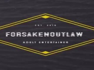 Гарненька коледж школярка отримує вигнутий над публічний ванна кімната раковина