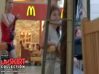 На трудно нагоре шоу featuring на цяло компания на аматьори кукли носенето на очарователен панталони