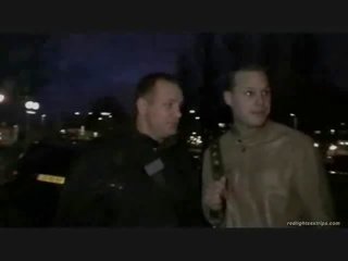 一 游客 得到 一 guided 游览 通过 阿姆斯特丹, 结束 向上 在 该 红 光 district 哪里 一 金发 strumpet 是 等候 为