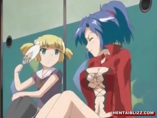 Привабливий японська хентай отримує вичавлений її bigboobs і poked