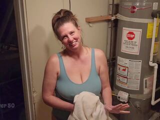 一 孤独 摩洛伊斯兰解放阵线 生情愫 一 年轻 男人 谁 rents 她的 地下室 公寓 该 landlady 部分 一