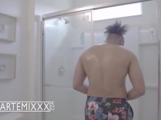 В artemixxx отримує спіймана в душ ft unicornriah &lpar;trailer&rpar;