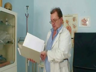 Кошлатий піхва бабця visits pervy краля доктор