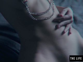 Freckle 직면 멕시코 양진이 에 straps 놀이기구 에이 거대한 딜도.