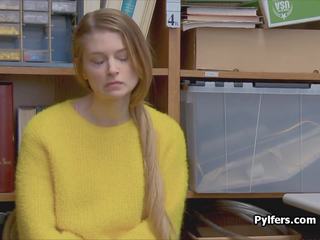 Великий синиця nadya спіймана і cocked по guard