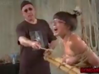 Grown アジアの スレーブ 拷問 ととも​​に 金属 ディルド と 乳首.