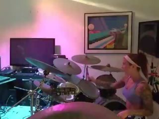 Felicity feline drums এবং jams সঙ্গে বন্ধু পিছনে ঐ দৃশ্য