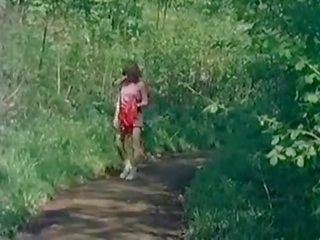 Підліток молодий леді мастурбує в в природа