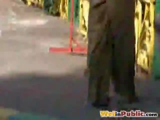街头 撒尿 hardship 的 该 金色的 头发