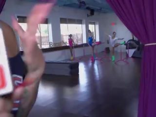 소녀 지나간 야생 - claire 검정 였다 minding 그녀의 자신의 사업 에 ballet 클래스 언제 우리 walked 에