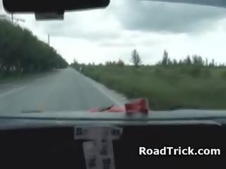 Чарівний брюнетка смокче член в назад сидіння з фургон