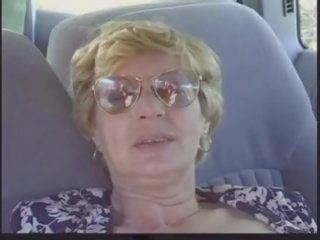 Білявка бабуся patrica отримує трахкав в в назад сидіння