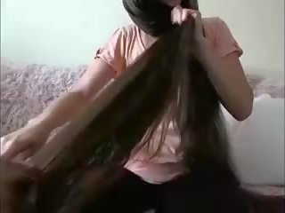 Еротичний довго волосатий брюнетка hairplay волосся brush вологий волосся