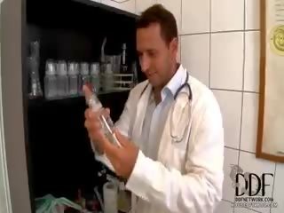 Md участника spanks негов пациент