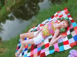 Мастурбація на в зелений glade в євро