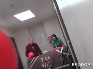 Жорсткий вгору підлітковий вік в коледж planning a загальна спальня кімната ххх кіно вечірка
