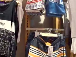Fitting стая възрастен филм с облекло магазин consultant краища изпразване гълтане