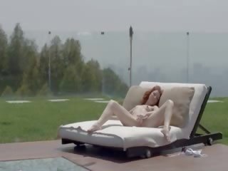 Приголомшлива рудоволоса відкриття вагіна поза