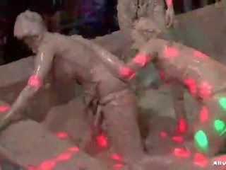Mud 摔角 女孩