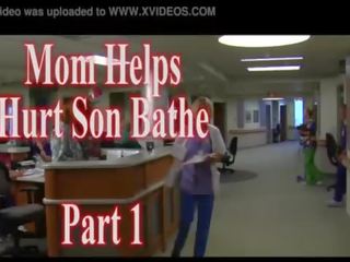 Мама helps біль син bathe частина 1