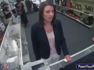 Customers съпруга беше убеден към прецака в на задна стаичка